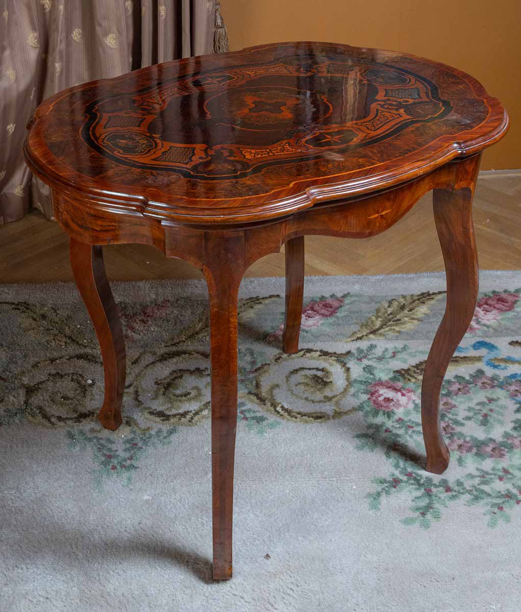 Stůl v rokokovém stylu s intarzovanou deskou