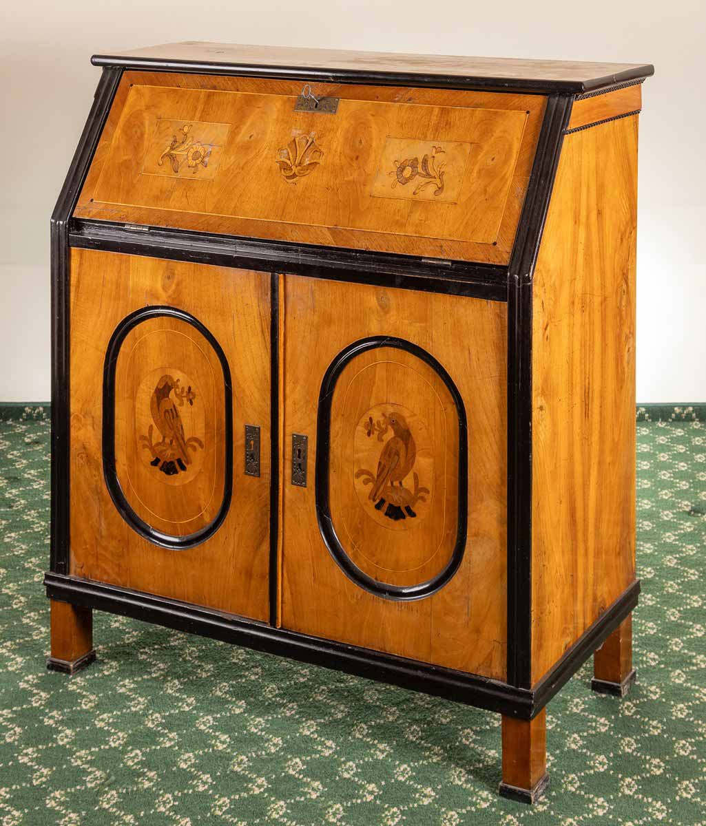 Skříňka s odklopnou psací deskou