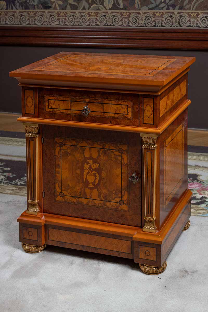 Skříňka v barokním stylu