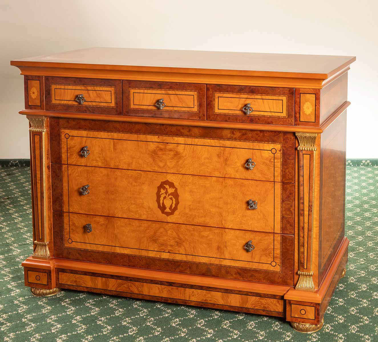 Komoda v empírovém stylu