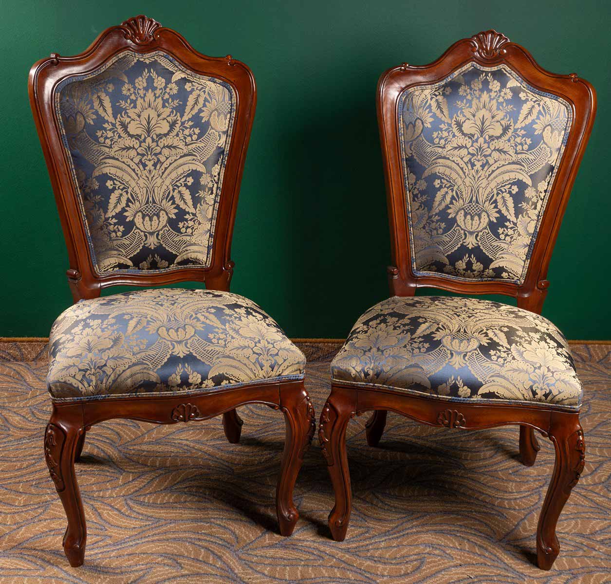 Pár židlí v barokním stylu