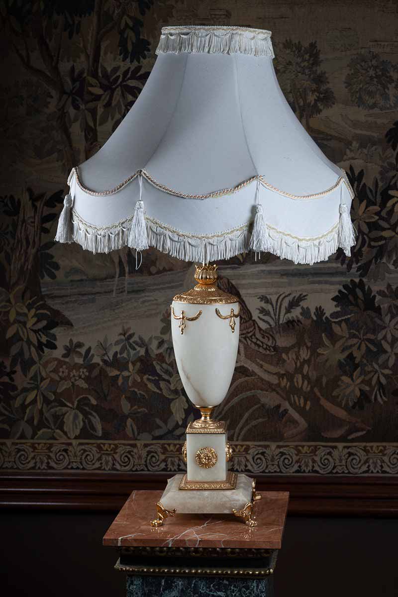 Dekorativní lampa v empírovém stylu