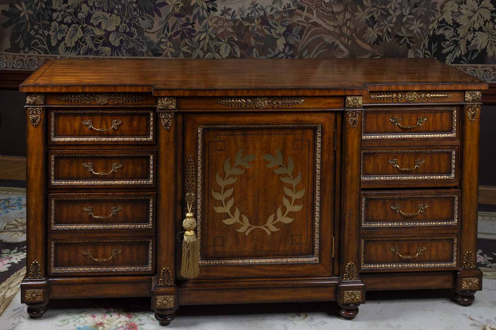 Příborník v empírovém stylu