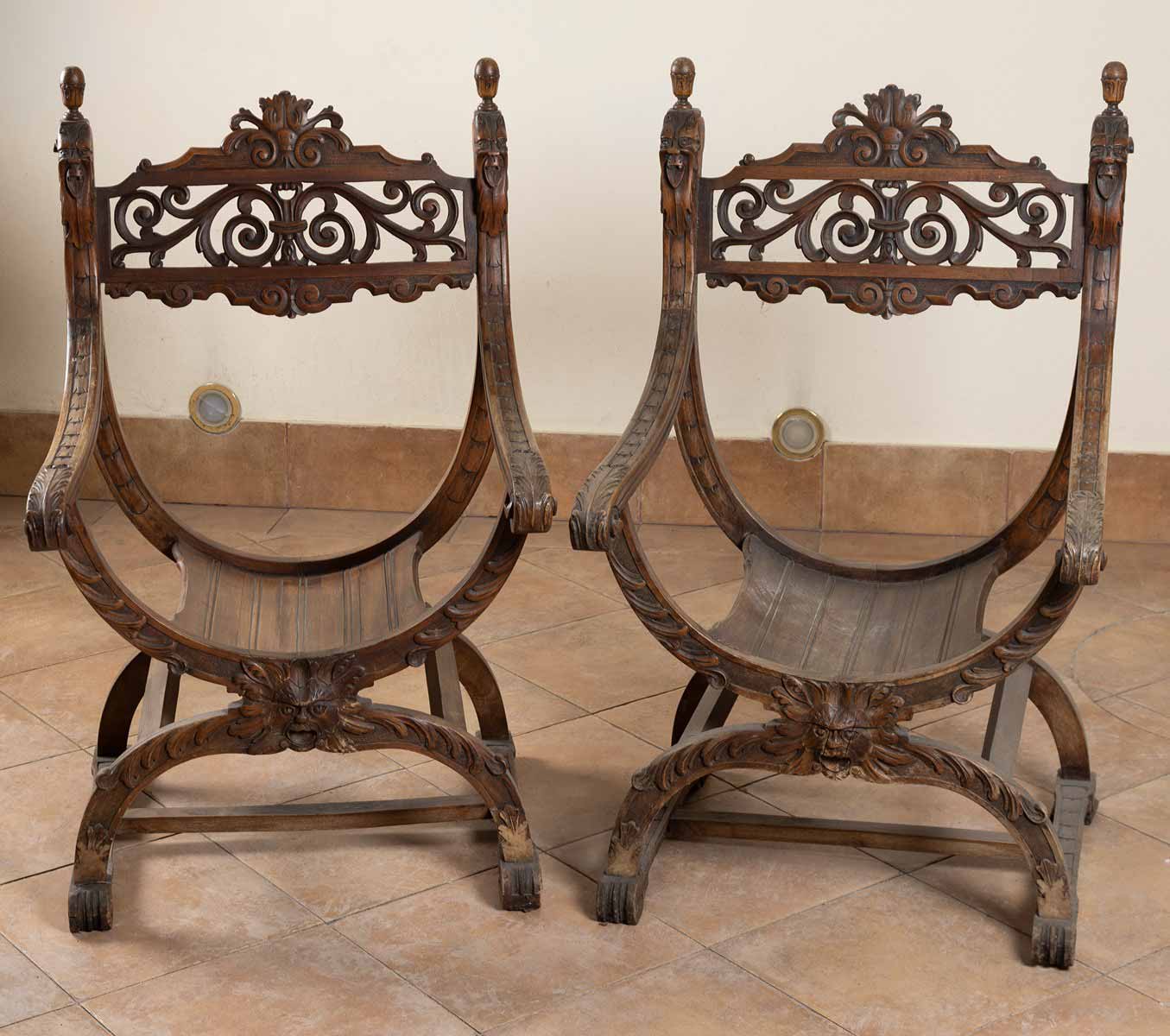 Pár židlí v renesančním stylu "Dante"