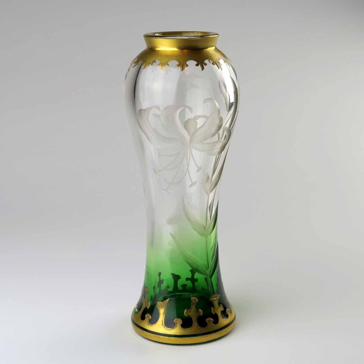 Secesní váza s motivem lilie, Harrachov