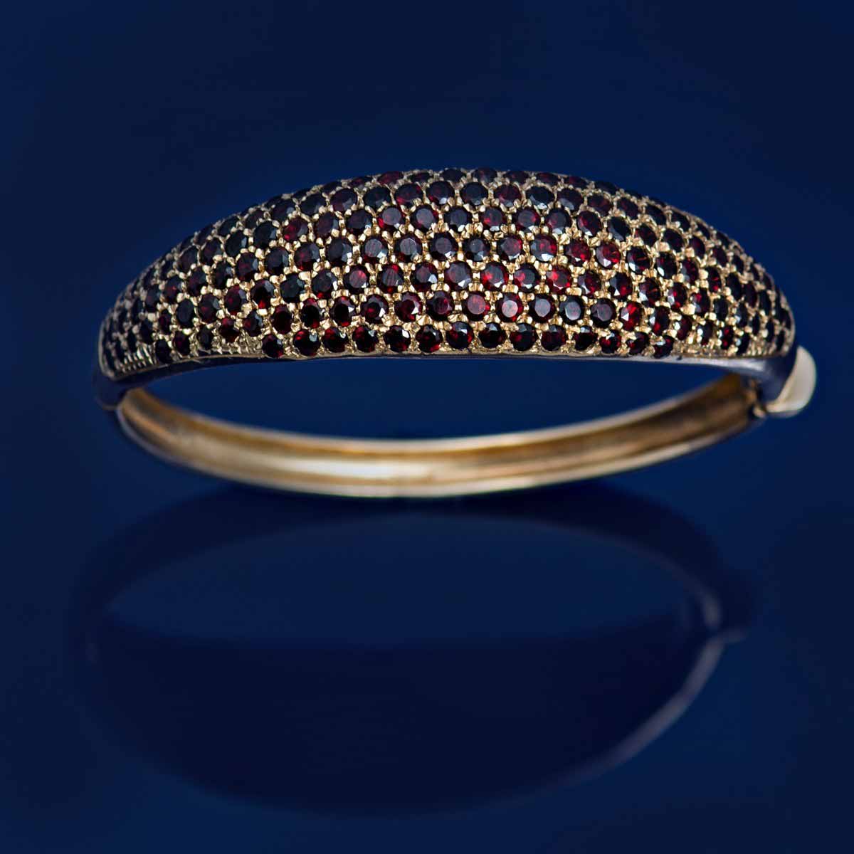 Zlatý náramek s granáty