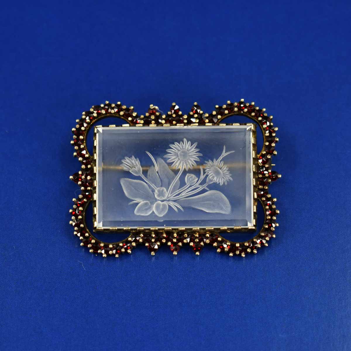 Stříbrná brož s křišťálem a granáty