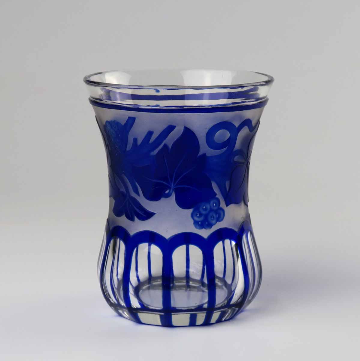 Číše s motivem listů