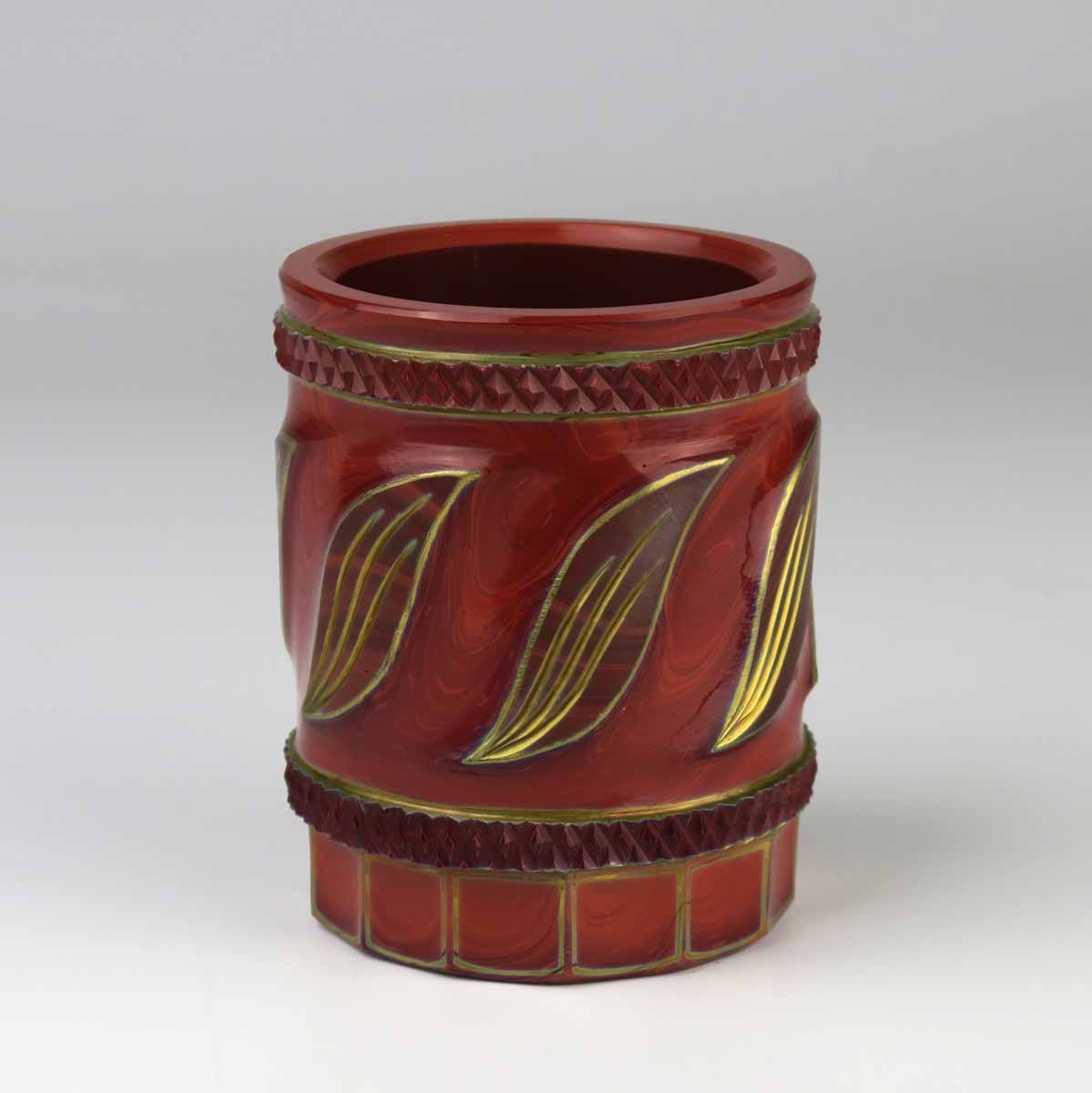 Nádobka z červeného hyalitu