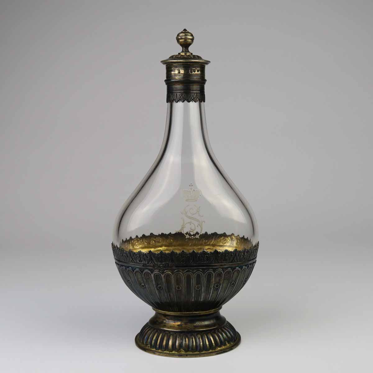 Karafa ve stříbrné montáži