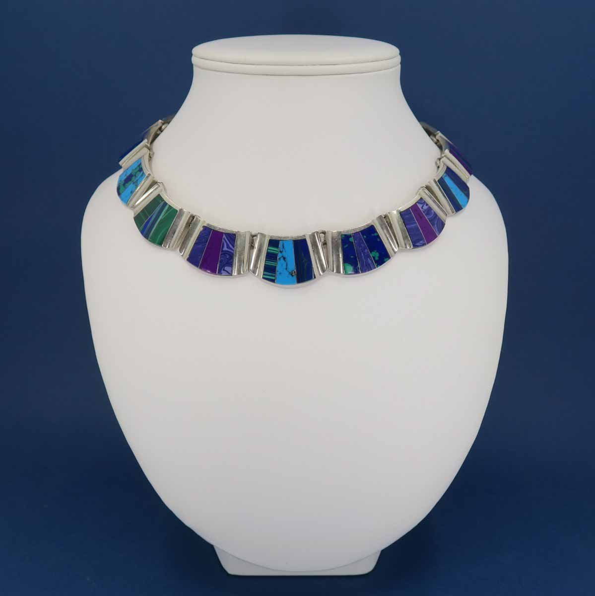 Stříbrný náhrdelník se vsazenými kameny