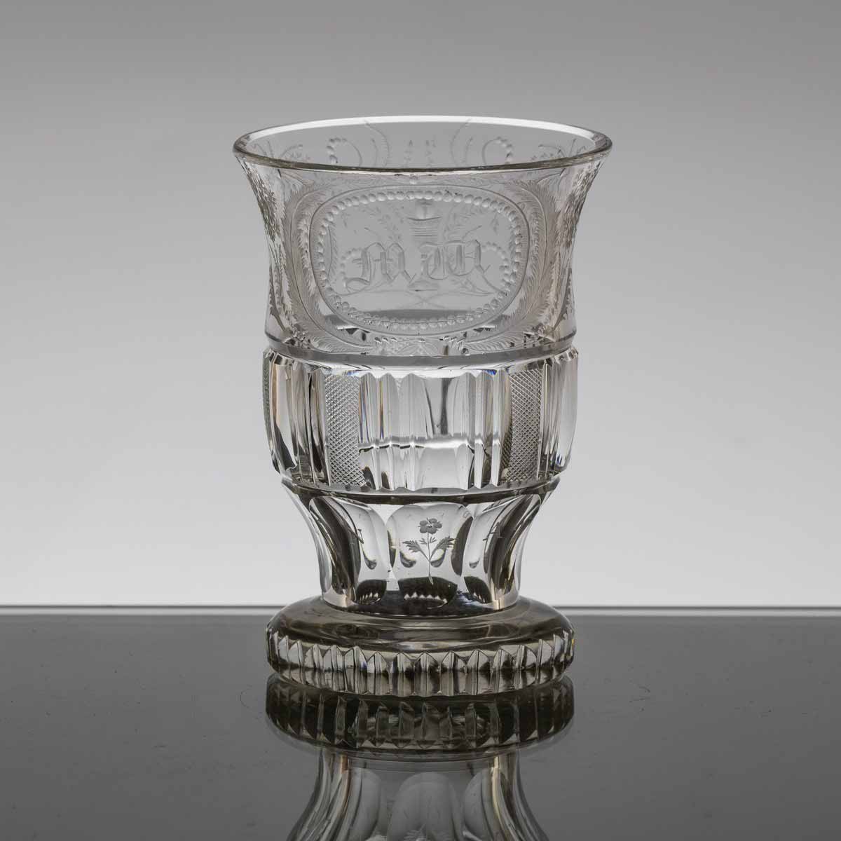 Empírová číše s monogramem