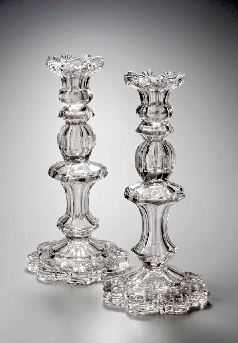 Pár biedermeierových svícnů