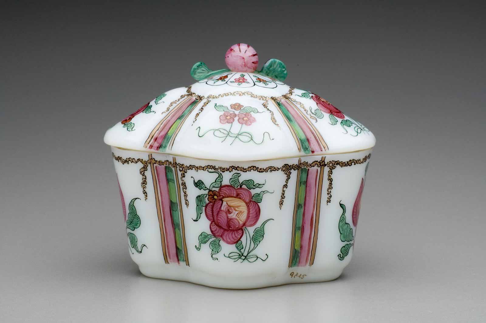 Klasicistní dóza s víkem