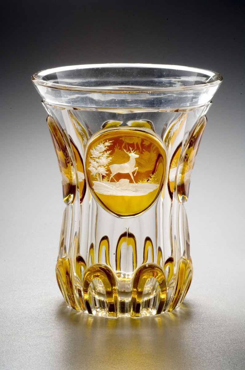 Biedermeierová číše s loveckými motivy