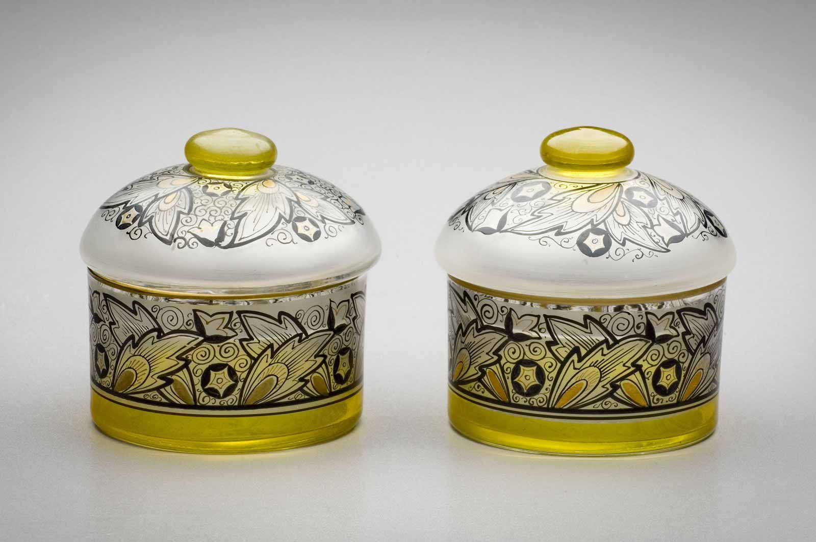 Pár dóziček s víčkem