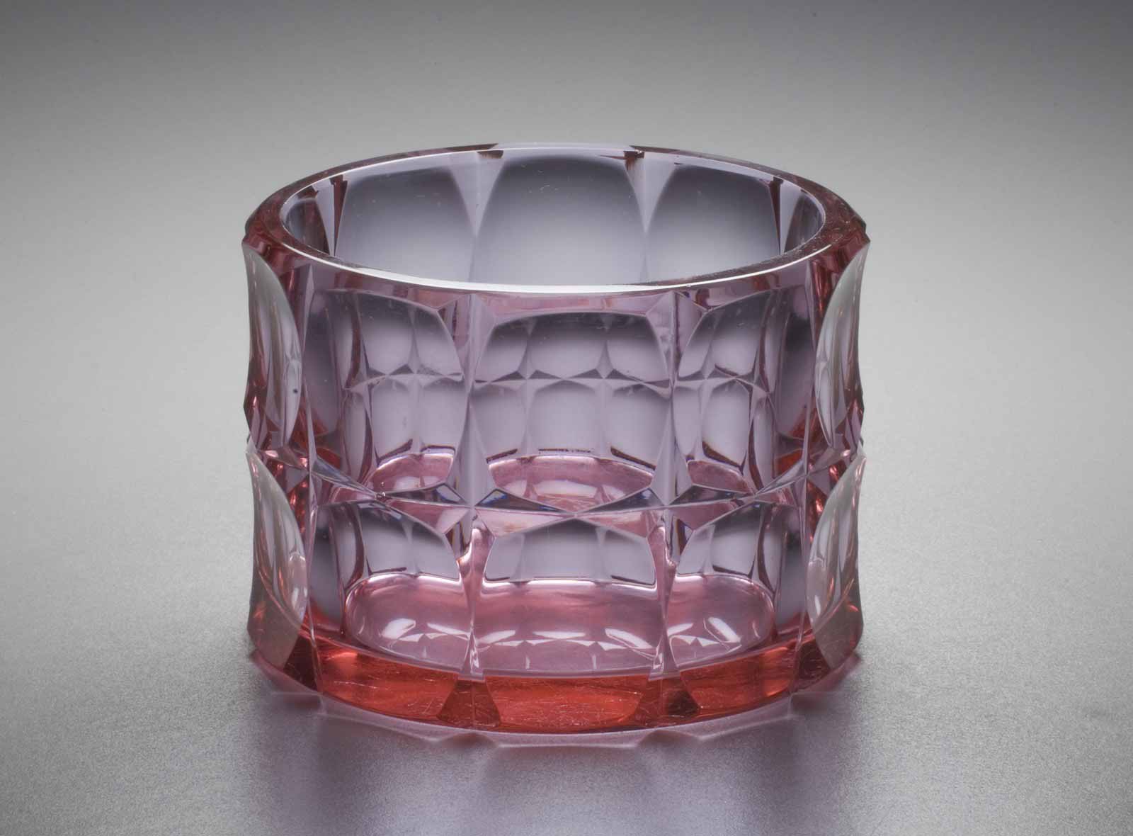 Dóza z toaletní soupravy