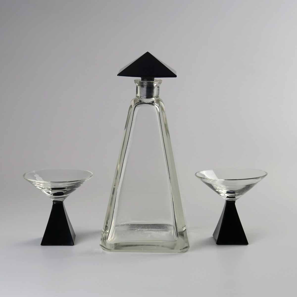 Karafa s odlivkami ve stylu art deco