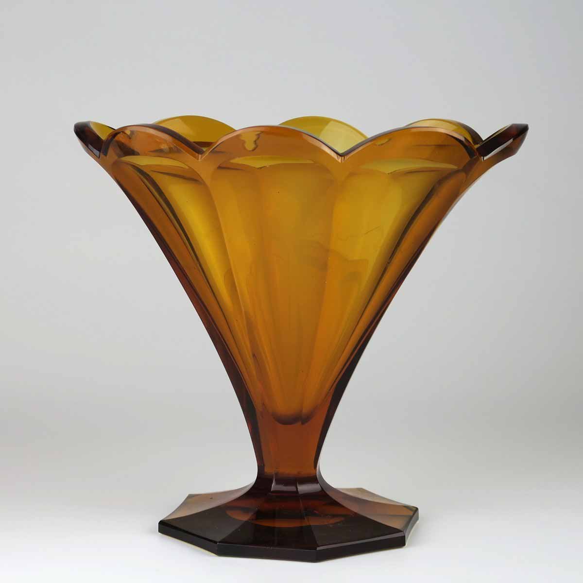 Váza  ve stylu art deco