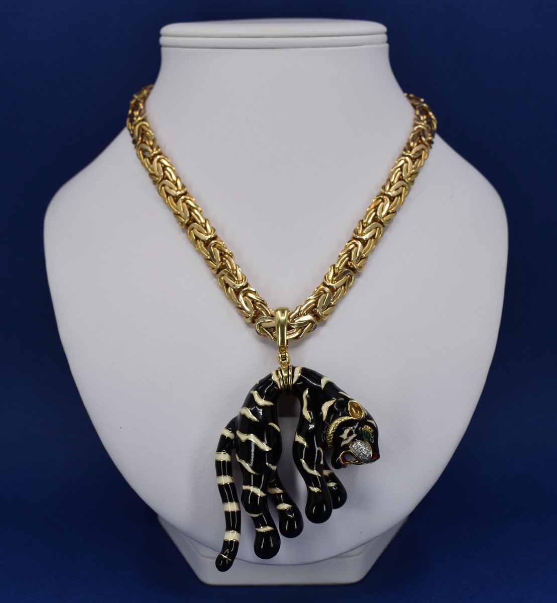 Zlatý přívěs "Puma" s řetězem