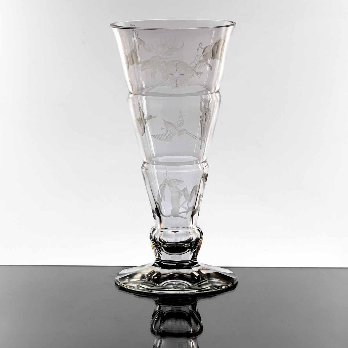 Váza s loveckými motivy