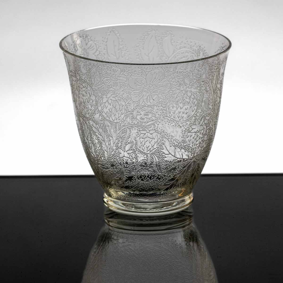 Ludvika Smrčková - Váza s dekorem jahod